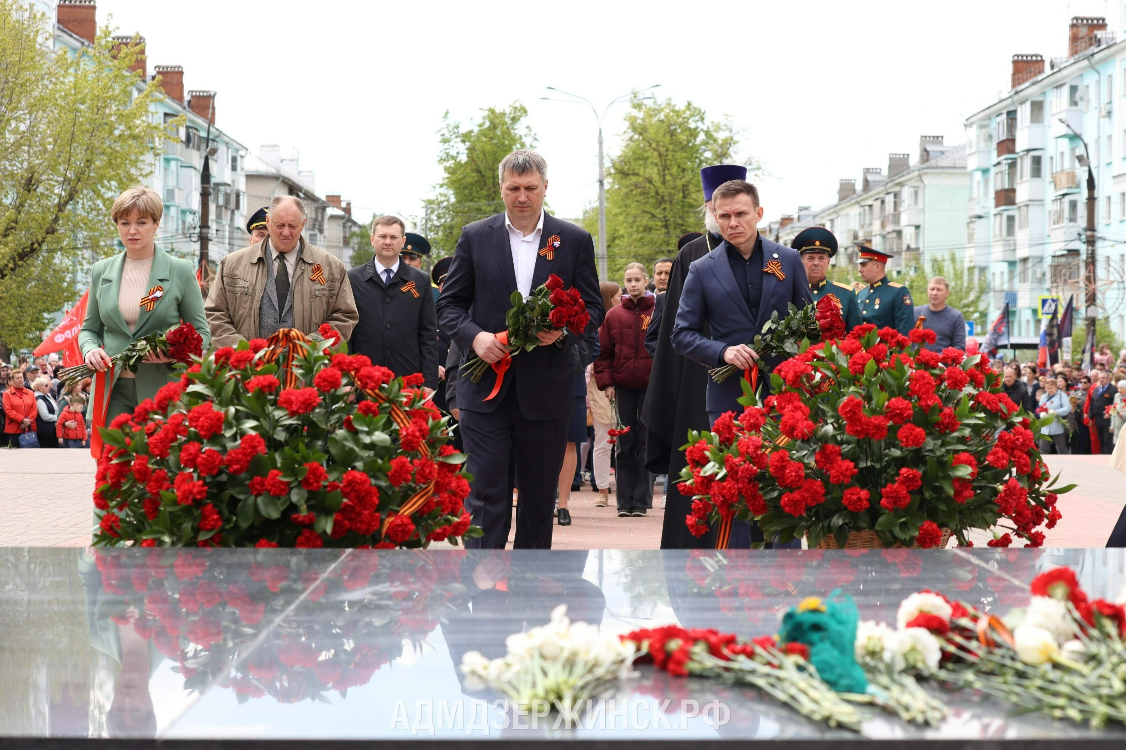 Церемония возложения цветов к Мемориалу Вечного огня открыла празднование  Дня Победы в Дзержинске - Администрация города Дзержинска